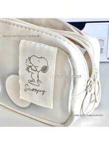 Hộp đựng bút Snoopy hai lớp trong suốt, có thể chia ngăn và đựng bút, thước kẻ, giấy ghi chú và các văn phòng phẩm khác. Cũng có thể dùng như một túi đựng mỹ phẩm nhỏ, thích hợp làm quà tặng mùa tựu trường, sinh nhật, quà tặng ngày lễ. - Hộp bút hai lớp - Xem 2