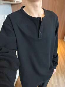 男士黑色亨利领华夫格针织上衣，休闲T恤，V领设计，舒适，纽扣细节，适合日常穿着，低调高档的“老钱”风格，轻盈透气，适合春夏穿着。 - 黑色 - 查看 3