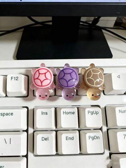 1个可爱海龟造型机械键盘键帽（颜色随机） - 可爱的键盘配件和装饰品，自带背胶，可DIY定制，具有荧光效果。