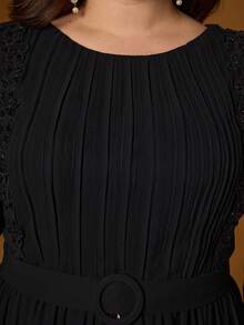 Vestido largo elegante de gasa negra con corte evasé para mujer de talla grande, con hombros de encaje con volantes, plisado en el busto, mangas abullonadas, cinturón en la cintura y botones de perla en el bajo. Adecuado para uso diario, festivales, vacaciones, citas, bodas y otras ocasiones formales en primavera y verano - Negro - Ver 8