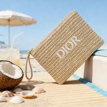 Christian Dior 奢华米色编织化妆包，3D字母装饰，草编质感，CD标志内衬，金属拉链，便携旅行洗漱收纳包，适合日常度假及送礼 - 米色 - 查看 3
