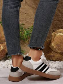 大码休闲运动鞋，2026新款欧美复古撞色运动鞋，女士平底鞋 - 白黑 - 查看 5