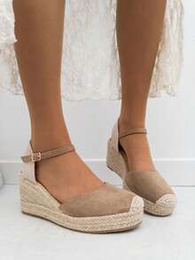 Sandali espadrillas con zeppa da donna VIKIVIKI SHOES in stile valenciano, con punta chiusa, tallone aperto e cinturino regolabile alla caviglia. Presentano un'elegante finitura Y2K, una calzata comoda e flessibile e una suola in iuta leggera e antiscivolo. Ideali per un abbigliamento estivo chic, per l'uso quotidiano, per le vacanze, la spiaggia, le passeggiate in città e per look casual con abiti o gonne. - Cachi - Visualizzare 4