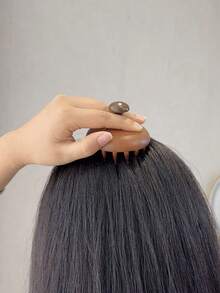 1 szt. Naturalny grzebień z drewna sandałowego z szerokimi zębami i funkcją masażu skóry głowy, odpowiedni do włosów mokrych i suchych (falowanych/gładkich) oraz cienkich/szorstkich. Prosty i trwały, można go używać do suszenia, stylizacji, suszenia i kąpieli pod prysznicem. Łatwo rozczesuje włosy, pozostawiając je gładkie, sprężyste i bez elektryczności statycznej, jednocześnie chroniąc ich jakość. Odpowiedni dla kobiet, mężczyzn, dziewcząt i matek. - A - Zobacz 3