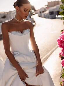 Elegant Strapless Wedding Gown With Dramatic Back Bow Accent And Chic Open Back Design – Sophisticated A-Line Ivory Bridal Dress Featuring A Gracefully Flowing Floor-Length Silhouette And Timeless Chapel Train For A Captivating, Dreamy Look. Perfect For Wedding Ceremonies, Holiday Celebrations Including Christmas Galas And Halloween Parties, Prom Evenings, Birthday Festivities, Anniversary Dinners, Formal Events, Evening Soirées, Bridal Showers, Vacation Getaways, Cocktail Receptions, Graduation Balls, Homecoming Dances, And As A Stunning Choice For Bridesmaids Or Distinguished Wedding Guests At Any Special Occasion. - 白色 - 查看 3