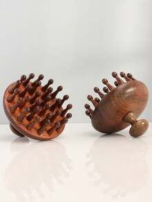 1 szt. Naturalny grzebień z drewna sandałowego z szerokimi zębami i funkcją masażu skóry głowy, odpowiedni do włosów mokrych i suchych (falowanych/gładkich) oraz cienkich/szorstkich. Prosty i trwały, można go używać do suszenia, stylizacji, suszenia i kąpieli pod prysznicem. Łatwo rozczesuje włosy, pozostawiając je gładkie, sprężyste i bez elektryczności statycznej, jednocześnie chroniąc ich jakość. Odpowiedni dla kobiet, mężczyzn, dziewcząt i matek. - A - Zobacz 7