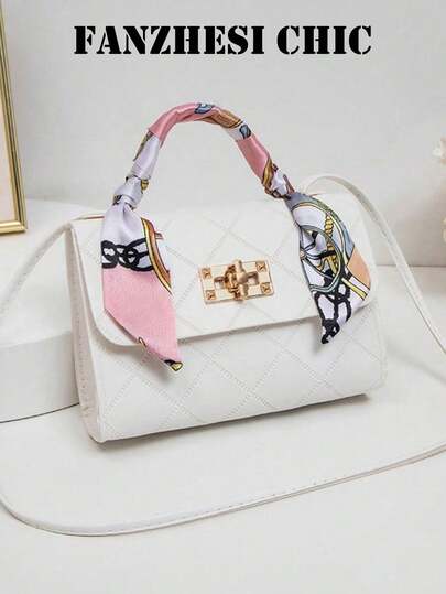 新款多功能女士手提包，采用压纹设计，时尚小方包，可斜挎，饰有菱形图案，亦可作单肩包使用。这款女士手提包为纯白色，饰有丝巾，翻盖设计，金属旋扣闭合，顶部单提手，可调节长肩带，采用纯白色PU材质制成。