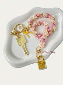 قفل على شكل حرف U مع مفتاح، قفل حقيبة السفر، قفل صغير متعدد الألوان، قفل معدني معلق من نوع فيبويند، قفل حقيبة السفر، قفل مغطى بالبلاستيك ذو مفتاح نحاسي، مناسب للحقائب والحقائب الظهرية والصناديق وحقائب الكمبيوتر المحمول، كما أنه مناسب لتزيين حقائب الهوبو - متعدد الألوان - مشاهدة 8