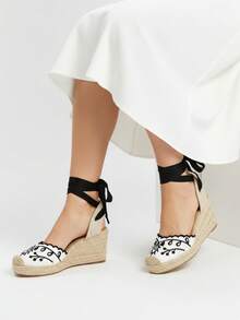 Giày Soraia, dép đế xuồng kiểu espadrille thêu hoa và thắt nơ - Sandal kiểu espadrille bằng sợi gai dầu với mũi kín và thiết kế ren hở lãng mạn, thích hợp cho kỳ nghỉ hè, đi biển, phong cách bohemian. - trắng - Xem 3