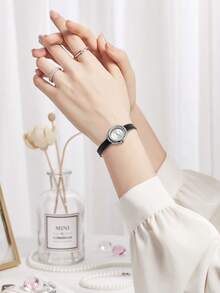 1 chiếc đồng hồ nữ kiểu dáng cổ điển thanh lịch, vỏ oval, dây da PU, mặt nhỏ tinh tế đính đá, thích hợp đeo hàng ngày, làm quà sinh nhật, quà dự tiệc, quà tặng lý tưởng cho bản thân hoặc bạn bè, không kèm hộp đồng hồ. - Bạc - Xem 4