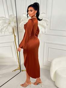 AIJ Amarilo 女士优雅性感高领泡泡袖褶皱不对称下摆高开衩缎面修身中长连衣裙 – 情人节、婚礼宾客、派对、嘉年华和春假的完美之选 - 鏽棕色 - 查看 2
