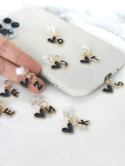 Tapón antipolvo con forma de corazón negro con 26 letras, accesorio de cubierta protectora para puerto de carga y auriculares de teléfono con forma de corazón y letra, adecuado para decoración de teléfono DIY, tipo universal C
