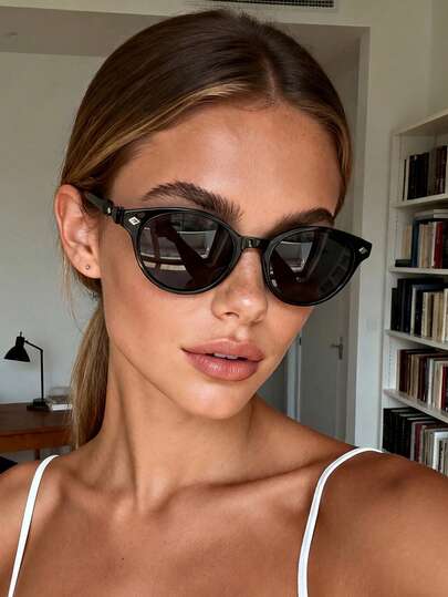 一副男女通用全框圆形现代简约时尚眼镜，适合夏季日常生活、音乐节、热带海滩度假、郊游、时尚配饰、学院风，也适合返校季佩戴。