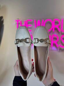 Comfortable Moccasin-Style Shoe With A Bridle Detail. Lightweight, Stylish, And Elegant For Your Everyday Life. Ella's Shoes - 白色 - 查看 5