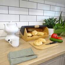 Duży, czarny, drewniany, bambusowy pojemnik na chleb z metalową pokrywką – designerski pojemnik kuchenny do przechowywania chleba, bułek, bagietek, ciast i bochenków – funkcjonalny i łatwy w czyszczeniu pojemnik na chleb do nowoczesnych, tradycyjnych i rustykalnych wnętrz kuchennych – stylowy organizer na świeży chleb i wypieki - brązowy z czarnym - Zobacz 6