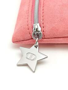 Dior Material，2026春夏新款，粉色漆皮化妆包，压纹Logo和星星吊坠，闪亮旅行化妆包 - 粉色 - 查看 6