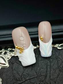 10片闪亮金色长方形亮片假指甲套装，包含红色亮片指甲、3D手工银色蝴蝶结、银色波浪形和圆形法式美甲，适合情人节、新年派对佩戴，女士适用，附赠指甲胶贴和指甲锉。手工制作的按压式美甲。 - 白色 - 查看 8
