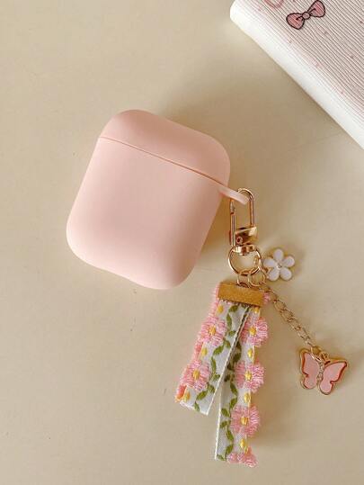 一套粉色纯色极简耳机保护套 + 毛绒蝴蝶花吊坠配件，兼容苹果 Pro3/Pro2/Pro4/3/2