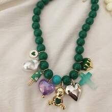 这款奢华粗链绿色小熊心形十字架宗教吊坠项链，采用时尚仿珍珠和水晶串珠设计，适合派对和日常佩戴。 - 熊 - 查看 2