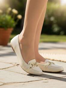 Comfortable Moccasin-Style Shoe With A Bridle Detail. Lightweight, Stylish, And Elegant For Your Everyday Life. Ella's Shoes - 白色 - 查看 4