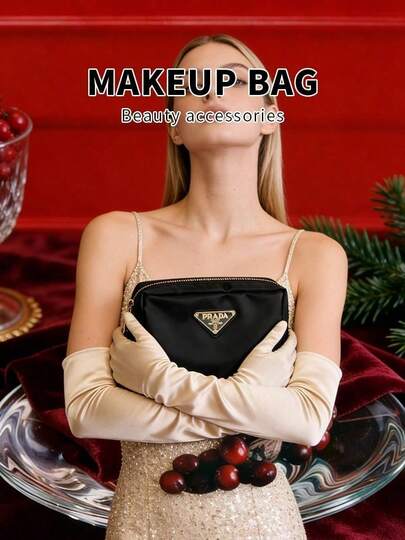 这款女士黑色旅行包兼具日常收纳功能，是既注重时尚设计又注重实用收纳人士的理想之选。对于欣赏高端设计的包袋爱好者来说，它也是一件必备单品。