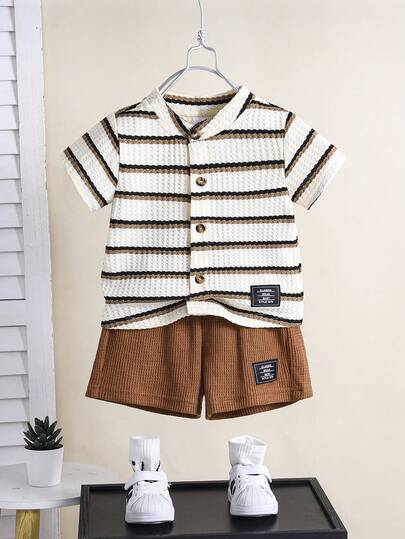 Bộ đồ 2 món cho bé trai: áo sơ mi ngắn tay kẻ sọc họa tiết hình bánh waffle và quần short màu be, phong cách thường ngày mùa xuân/hè.