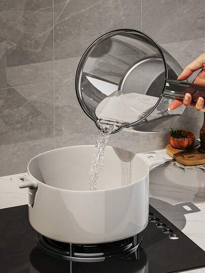 1个多功能水勺，小巧便携，适用于厨房、浴室和露营，可用于盛汤和倒水，收纳方便，设计时尚。