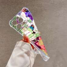 Lindos conejitos y fresas entre flores de colores. Esta elegante funda para teléfono es compatible con Samsung, Apple, OPPO, , etc. Fabricada en TPU flexible, resistente a golpes y arañazos, ofrece una excelente protección contra caídas y un agarre cómodo. Es un regalo ideal para familiares, amigos y seres queridos, y una opción perfecta para festivales, fundas para iPhone, San Valentín y artículos de . - transparente - Ver 6