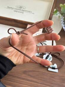 史努比针织发箍系列——包含多种可爱活泼的造型（充满活力、欢快），配有精美配饰，展现甜美风格和独特美感，清新亮丽，趣味十足，创意无限，适合收藏家、儿童、学生、年轻女孩和女性日常佩戴，也适合收藏展示和家居装饰。是馈赠女性的最佳选择。 - 彩色 - 查看 8