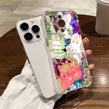 Lindos conejitos y fresas entre flores de colores. Esta elegante funda para teléfono es compatible con Samsung, Apple, OPPO, , etc. Fabricada en TPU flexible, resistente a golpes y arañazos, ofrece una excelente protección contra caídas y un agarre cómodo. Es un regalo ideal para familiares, amigos y seres queridos, y una opción perfecta para festivales, fundas para iPhone, San Valentín y artículos de . - transparente - Ver 3