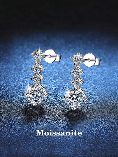 BLOVEMEE 2只优雅奢华925纯银1克拉莫桑石耳钉，适合女性日常佩戴、派对、节日、情人节、母亲节、圣诞节、生日、新年、结婚纪念日等场合，是馈赠亲友的理想珠宝礼物。