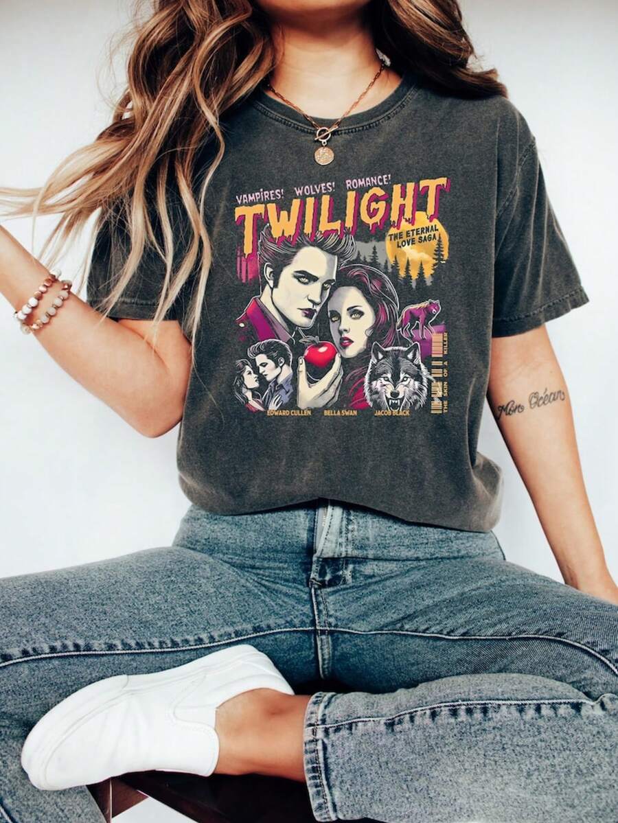 Retro Vintage Twilight Shirt, Twilight Fans Homage T-Shirt, Gift For Book Lover Twilight Saga Comic Retro, Vampires Wolves Romance Shirt - màu đen - Xem 1