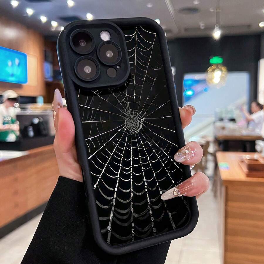 Diseño intrincado de telaraña sobre fondo negro. Esta elegante funda es compatible con Samsung, Apple, OPPO, , etc. Fabricada en TPU flexible, resistente a golpes y arañazos, ofrece una excelente protección contra caídas y un agarre cómodo. Es un regalo ideal para familiares, amigos y seres queridos, ideal para festivales, fundas para iPhone, San Valentín y artículos de . - Negro - Ver 1