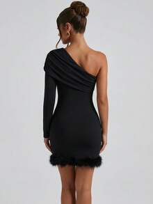Vestido negro de Body ceñido con decoración de plumas, manga larga única, diseño asimétrico de hombros descubiertos, que estiliza la cintura, de tela suave y elástica, color negro sólido y clásico. Estilo sexy y cautivador, perfecto para citas, fiestas, discotecas, de moda para salidas de primavera/otoño, adecuado para fiestas de fin de año y Año Nuevo - Negro - Ver 5