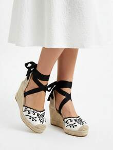 Giày Soraia, dép đế xuồng kiểu espadrille thêu hoa và thắt nơ - Sandal kiểu espadrille bằng sợi gai dầu với mũi kín và thiết kế ren hở lãng mạn, thích hợp cho kỳ nghỉ hè, đi biển, phong cách bohemian. - trắng - Xem 4