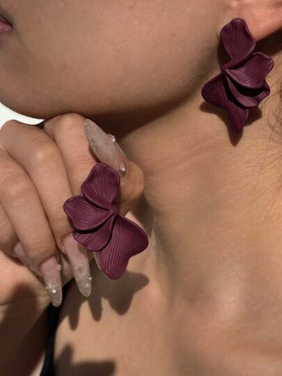 Brincos de flor vintage exagerados em tom vinho tinto, brincos minimalistas assimétricos com pétalas foscas para mulheres.