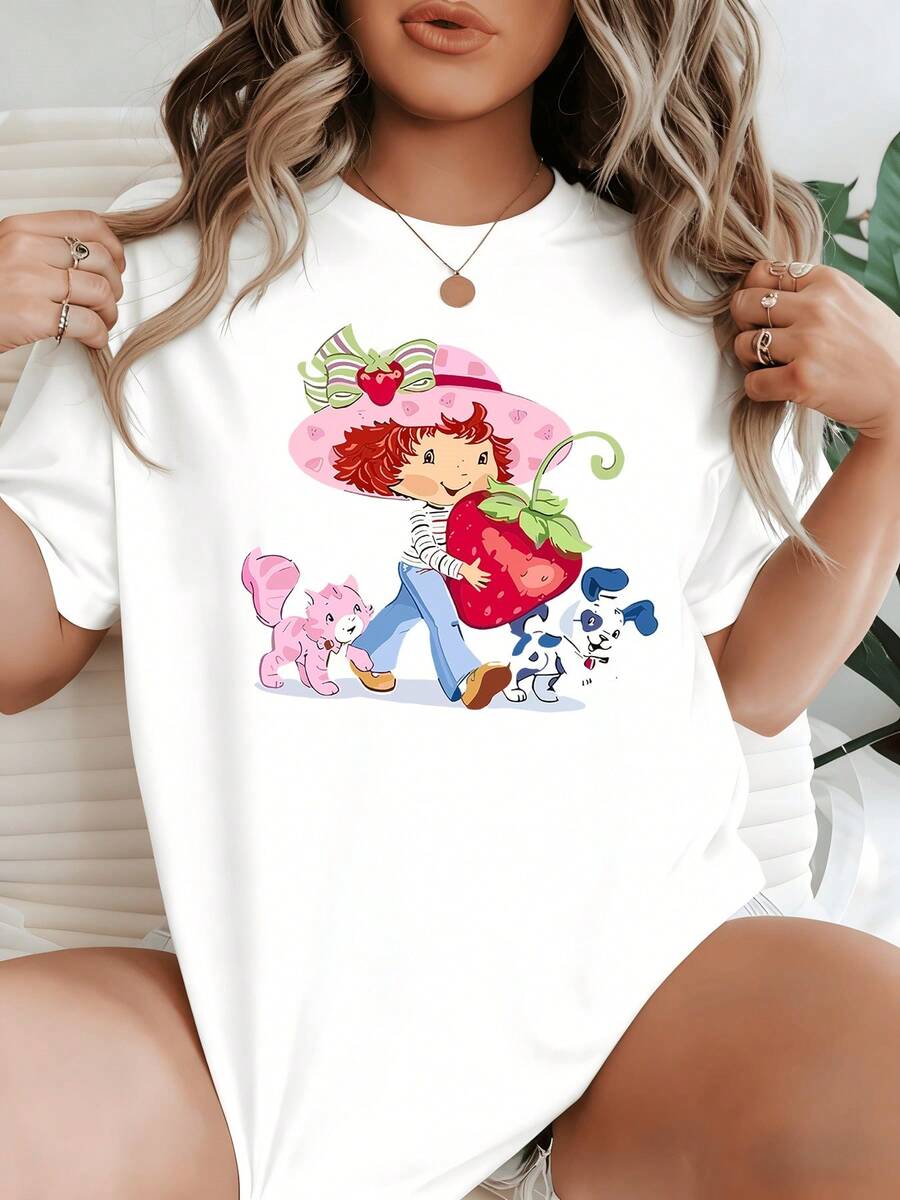 A Playful Scene Of A Girl In A Pink Hat Holding A Giant Strawberry Accompanied By A Cheerful Pink Cat And Bluespotted Dog Women's Casual 100% Cotton Tee - trắng - Xem 1