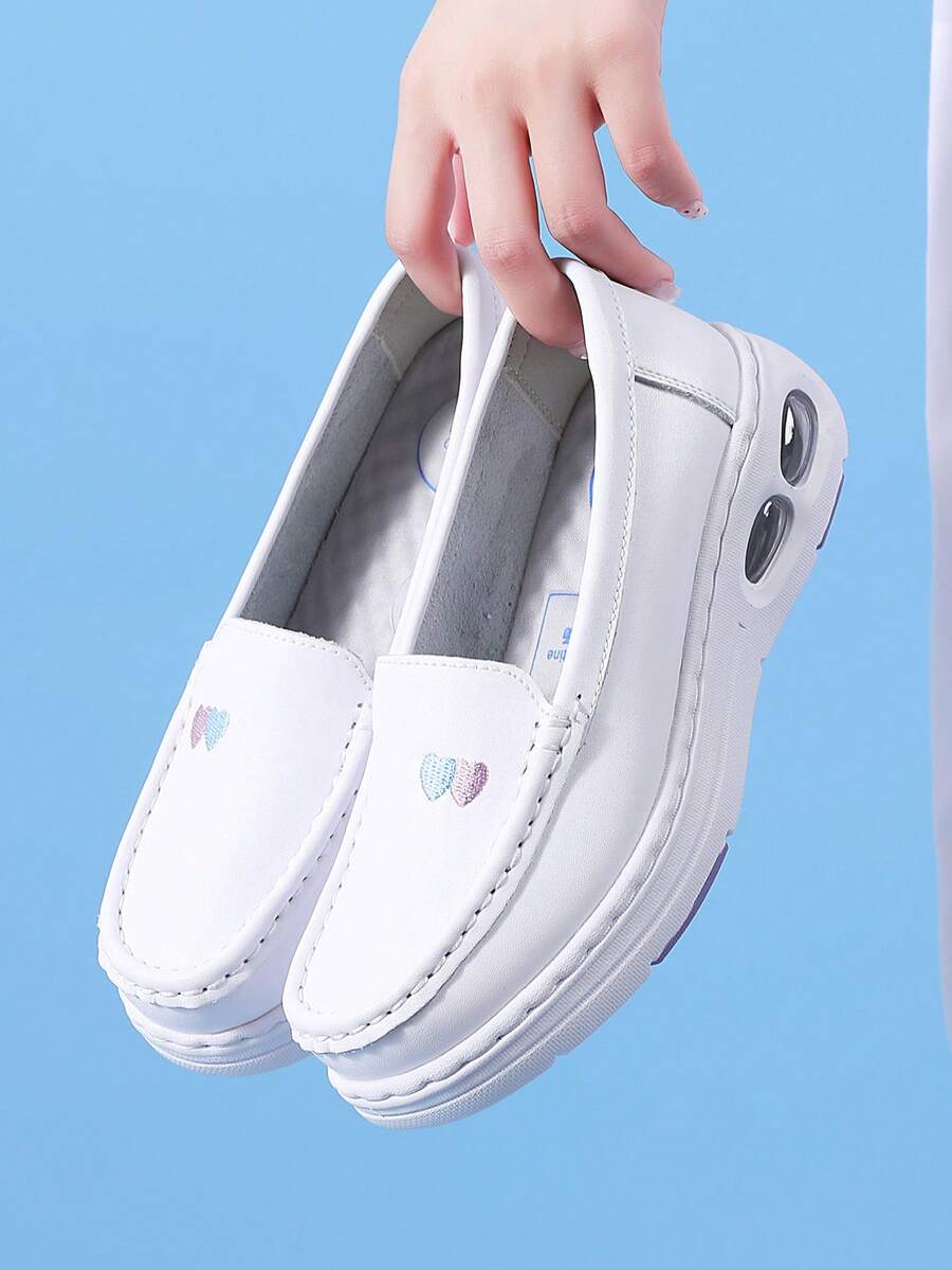 Zapatos de enfermera para mujer, tipo slip-on, color blanco pequeño, zapatos minimalistas de unicolor para dama para caminar al aire libre, súper ligeros con amortiguación de aire, suela blanda antideslizante para trabajo, tenis casuales, zapatos de cuero perforado, para primavera/verano