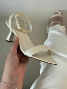 Gisele Sandal With Leaf-Shaped Toe And Cup Heel. - White - View 4
