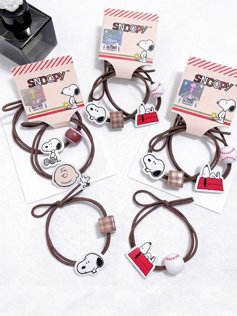 史努比针织发箍系列——包含多种可爱活泼的造型（充满活力、欢快），配有精美配饰，展现甜美风格和独特美感，清新亮丽，趣味十足，创意无限，适合收藏家、儿童、学生、年轻女孩和女性日常佩戴，也适合收藏展示和家居装饰。是馈赠女性的最佳选择。