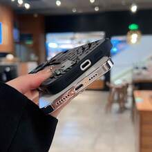 Funda para teléfono con diseño de mano de esqueleto y naipes, compatible con fundas ,  17,  16 Pro Max,  15 Pro Max,  13 y  12. Fabricada en TPU, con un diseño minimalista con perforaciones finas, bordes rectos clásicos y un acabado grueso para mayor protección contra caídas. Acabado mate. Es un regalo ideal para familiares, amigos, seres queridos, novios/novias y aniversarios. - Negro - Ver 5