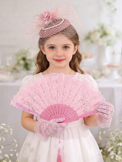 一套女童派对礼服套装，包含珍珠头饰、蕾丝手套和扇子，适合茶会拍照。