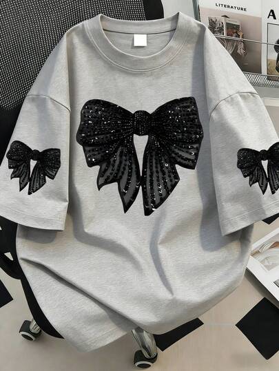 T-shirt à manches courtes d'été décontracté avec imprimé nœud pour grandes tailles. Hauts de mode de rue pour femmes pour l'été, convenant pour les vacances du Nouvel An, le port quotidien, les sorties, les festivals, les plages, les fêtes, l'école, les festivals de musique, les vacances et les trajets. Ce t-shirt d'été à col rond peut être un cadeau vestimentaire pour la famille, la petite amie, les amis, Noël et le Nouvel An, un t-shirt à col rond essentiel.