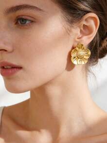 一对优雅不锈钢大花朵耳钉，夸张的金属花朵耳环，适合女性日常、度假和派对佩戴 - 金黃色 - 查看 1