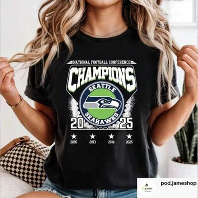 Camiseta Maye Mania x Darnold Revenge Seattle Seahawk 2026 NFC Champions, camiseta Bound For Super 1Bowl Seahawks QB14, impresión de Darnold MVP, imprescindible para los seguidores del  LX.