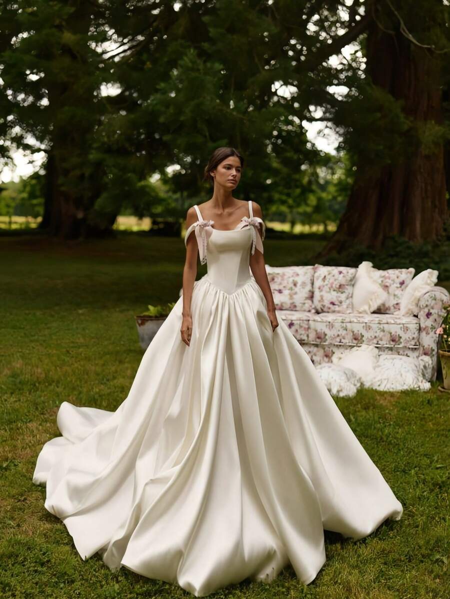 Elegant A-Line Floor-Length Gown In Pure White With Square Neckline And Delicate Spaghetti Straps – Sophisticated Bridal Dress Featuring An Open-Back Design And Straps Adorned With 3D Floral Bow Accents, Perfect For Weddings, Christmas Celebrations, Halloween Events, Birthday Parties, Prom Nights, And Special Occasions. Suitable For Ceremonies, Holiday Festivities, Anniversary Dinners, Vacation Getaways, Graduation Balls, Homecoming Dances, Cocktail Receptions, Engagement Photoshoots, Bridal Showers, And As A Chic Guest Dress For Memorable Seasonal Gatherings And Formal Evening Events. - 白色 - 查看 1