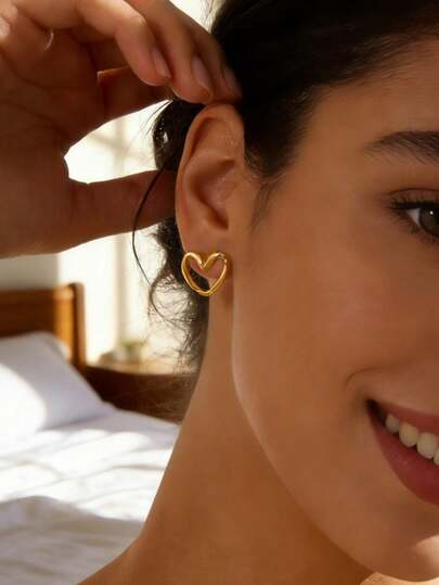 优雅女士心形耳环，不对称镂空心形耳环，舒适百搭，简约优雅，适合日常佩戴或派对时尚配饰，是送给女性的精致礼物。