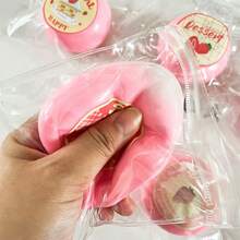 这款草莓球造型的玩具，拥有可爱吸睛的设计，清新舒缓的色调更添魅力。它采用TPR材质，柔韧有弹性，回弹缓慢，触感柔软舒适，挤压时能有效缓解压力，回弹均匀，且经久耐用。小巧便携，易于收纳，是节日送礼的佳品，有助于放松身心，舒缓情绪，兼具美观与质感。 - 彩色 - 查看 8