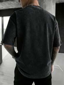 T-shirt Oracle Red Bull Racing Team, disponible en versions homme et femme. Cadeau idéal pour les fans de Formule 1. T-shirt imprimé en pur coton lavé 230 g/m² de haute qualité. Vêtement  pour homme, style streetwear rétro et sports outdoor. T-shirt indispensable pour les fans de Red Bull Racing Team. Vêtements streetwear, style vintage rétro Y2K. Cadeau idéal pour les amis et pour la Saint-Valentin. - Noir - Voir 2