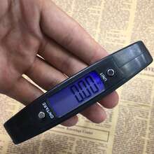 1个便携式电子秤，带挂钩、液晶显示屏，50公斤/10克行李秤，带背光，适用于行李箱、悬挂、飞机使用、钓鱼、购物、旅行必备 - 黑色 - 查看 3